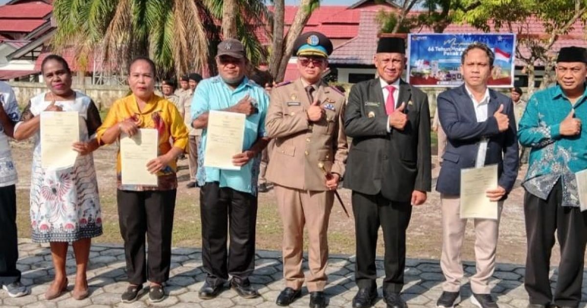 Kantor Agraria dan Tata Ruang/bpn Serahkan Tiga Sertifikat Tanah Pemkab Biak Numfor