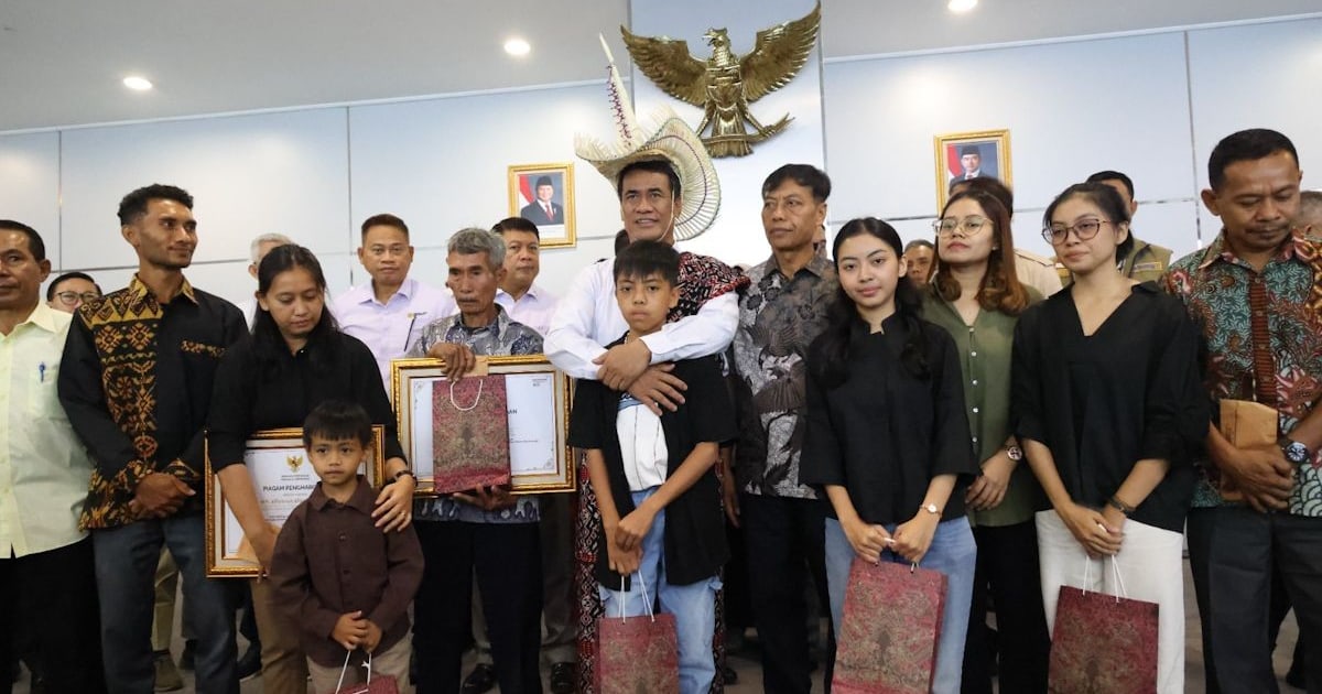 Mentan Berikan Beasiswa Keluarga ASN Korban Penembakan di Jayawijaya
