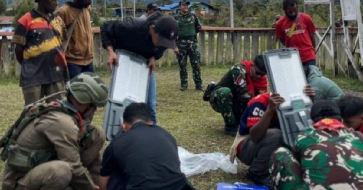 TNI-Polri Bantu Penerangan Jalan dengan Panel Surya di Kalomdol