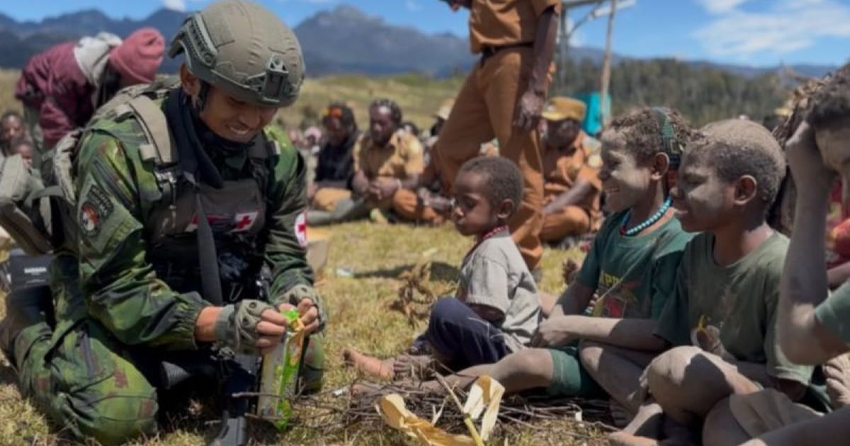 TNI Tempuh Medan Ekstrem 120 Km untuk Salurkan Bantuan ke Warga Puncak Papua